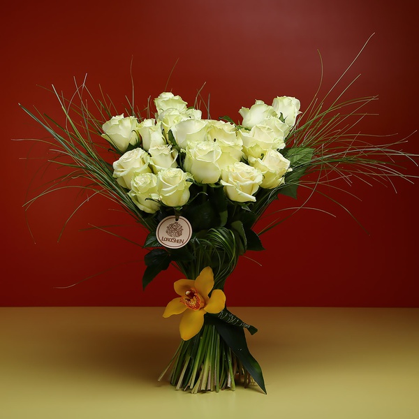 Bouquet of 25 white roses "Mondial"