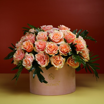 Композиция из 29 персиковых роз Шиммер