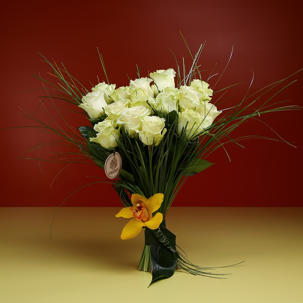 Букет з 15 білих троянд Мондіаль