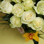 Букет з 15 білих троянд Мондіаль