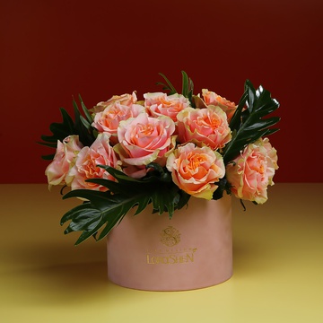 Композиція з 15 персикових троянд Шиммер