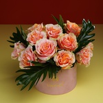 Композиция из 15 персиковых роз Шиммер