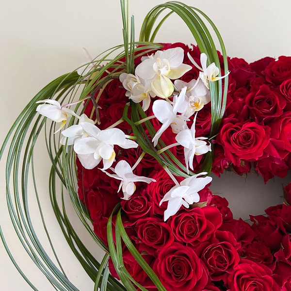 Heart of roses with phalaenopsis