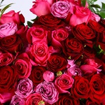 Букет з яскравих троянд у формі серця