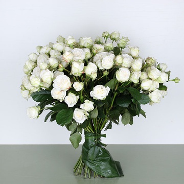 Букет из 35 белой кустовой розы "Маме"