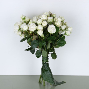 Букет із 15 білої кущової троянди "Донечці"