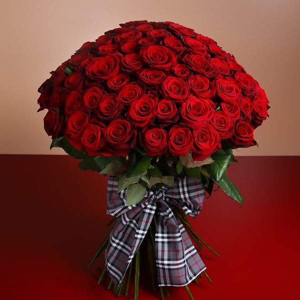 Букет з 101 червоної троянди