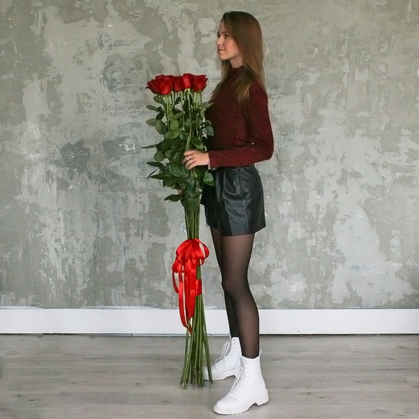 Букет из 15 красных длинных роз Фридом