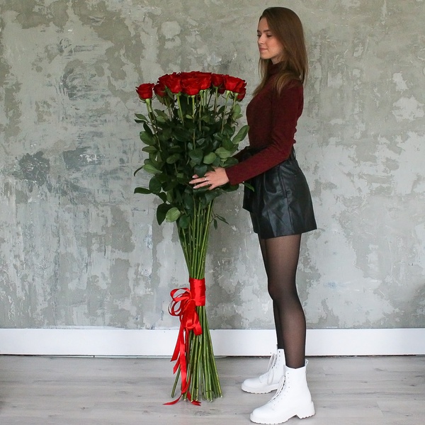 Букет з 25 червоних довгих троянд Фрідом
