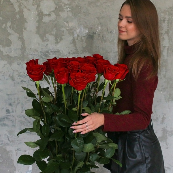 Букет из 25 красных длинных роз Фридом