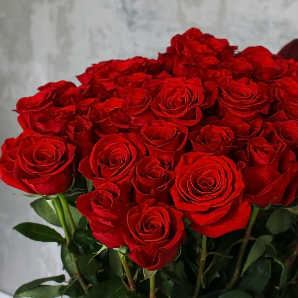 Букет з 35 червоних довгих троянд
