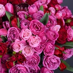 Букет з міксу рожевих та малинових троянд