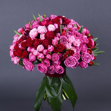 Bouquet of a mix of pink and crimson flowers