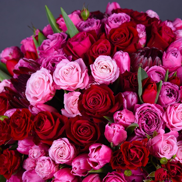 Букет з міксу рожевих та малинових троянд