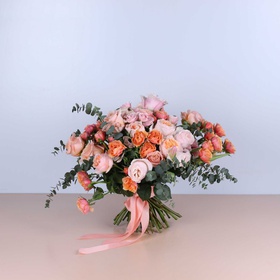 Bouquet of a mix of pink and peach roses