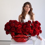 "Kiss" of red roses