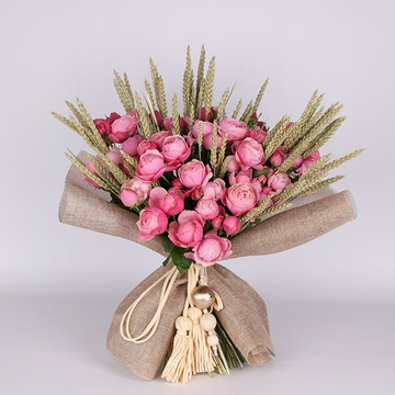 Букет из 15 кустовых розовых роз и пшеницы