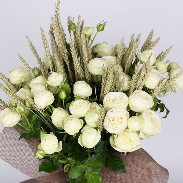 Букет з 7 кущових білих троянд та пшениці