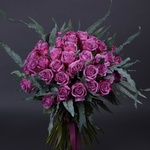 Букет з 51 фіолетових троянд Кул Вотер