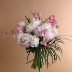 Bouquet of peonies and latirus