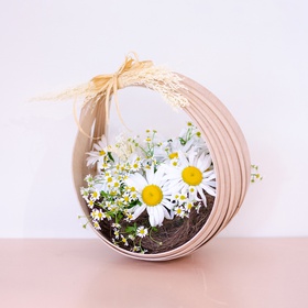 Floral composition of daisies in a basket