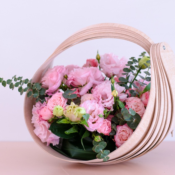 Квіткова композиція у кошику в рожевих тонах