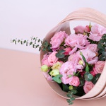 Цветочная композиция в корзине в розовых тонах