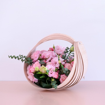 Квіткова композиція у кошику в рожевих тонах