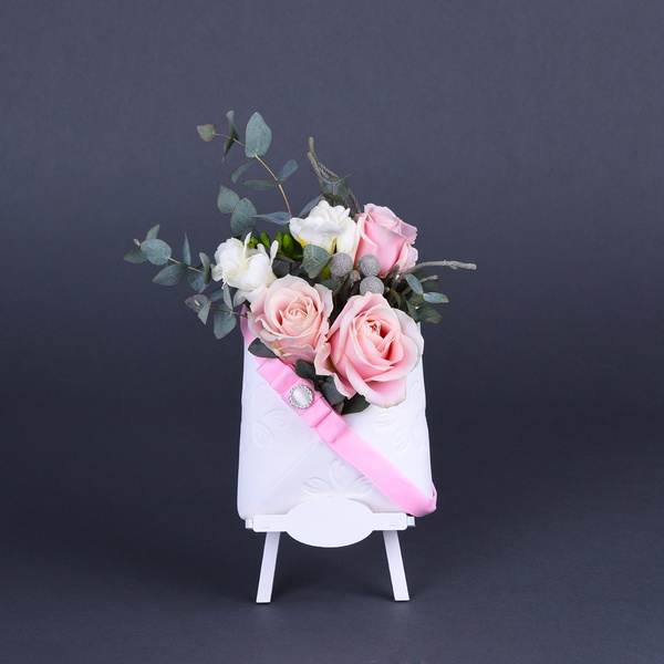 Цветы в конверте в бело-розовых тонах