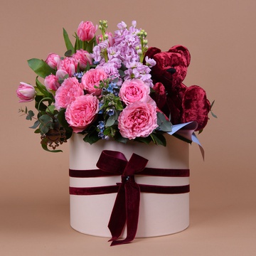 Flower in a hatbox with burgundy bear