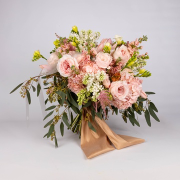 Bouquet in shades of pink with hydrangea
