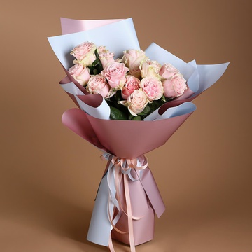 Букет з 15 рожево-кремових троянд