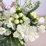 Букет з білою гортензією та садовими трояндами