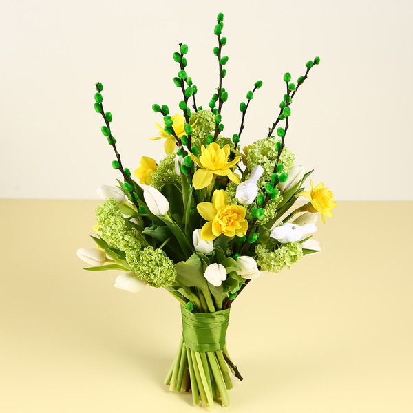 Bouquet of daffodils and tulips