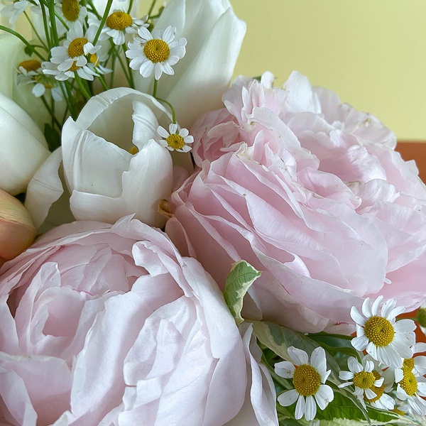 Квіткова композиція ніжна "Вибір флориста"