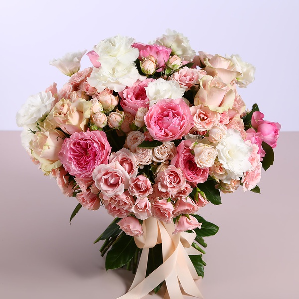 Bouquet of mix of roses and eustoma