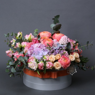 Floral composition with ranunculus and lilac