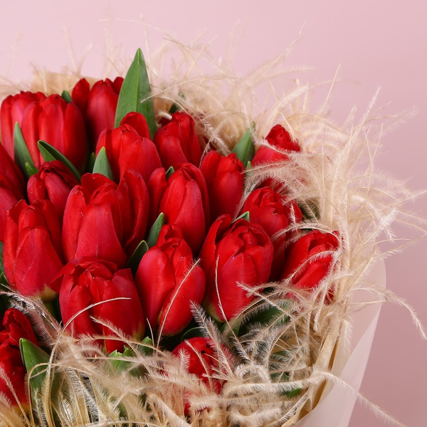 «Полум’я пристрасті: 25 червоних тюльпанів»