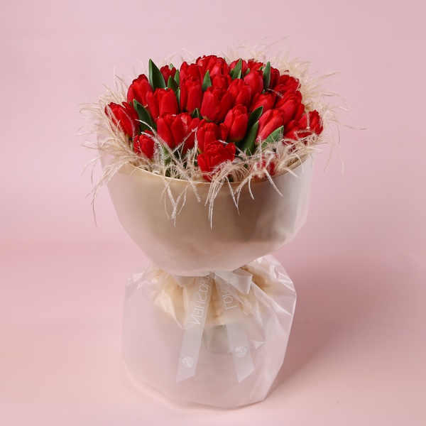 «Полум’я пристрасті: 35 червоних тюльпанів»