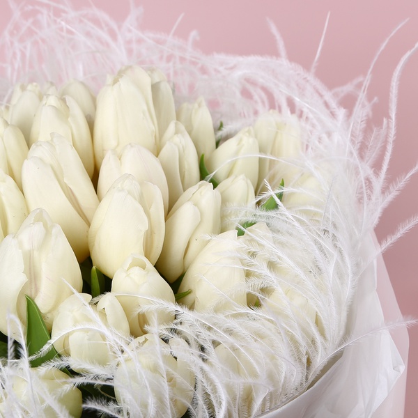 «Подих світла: 35 білих тюльпанів»