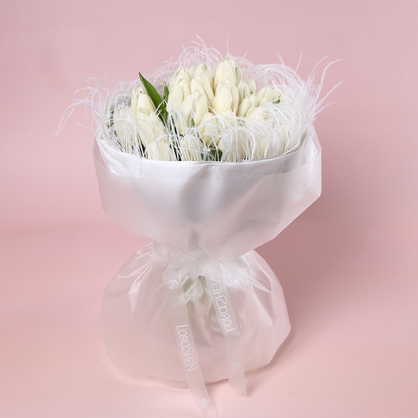 «Подих світла: 35 білих тюльпанів»