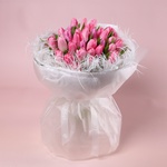 «Нежная вуаль: 51 розовый тюльпан»