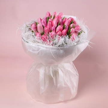 «Нежная вуаль: 51 розовый тюльпан»