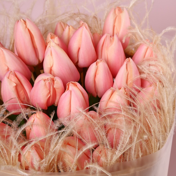 «Лососевая вуаль: 35 тюльпанов»