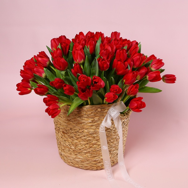 Композиция «101 тюльпан в натуральной корзине»