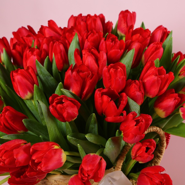 Композиция «101 тюльпан в натуральной корзине»