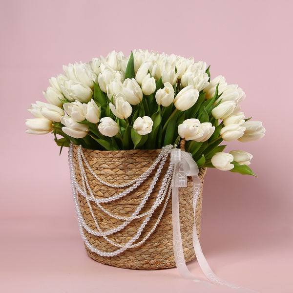 Композиция «101 белый тюльпан в жемчужном сиянии»