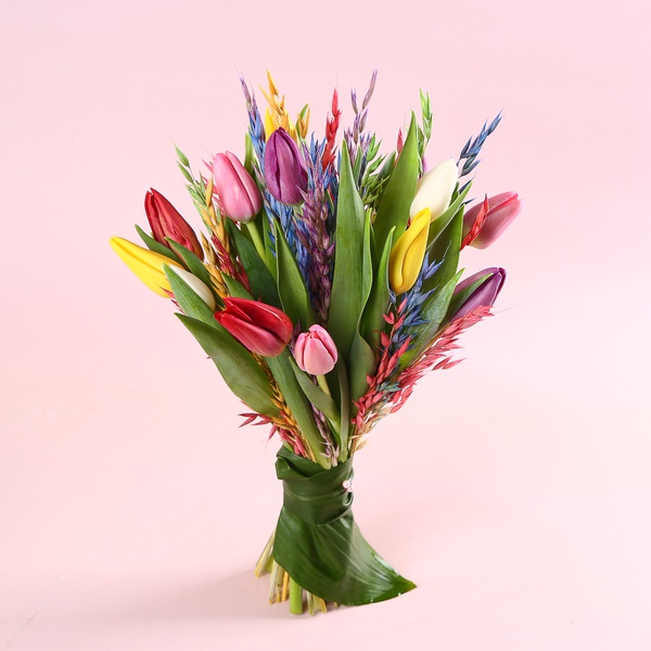 Bouquet “15 Tulips with Colored Oats”