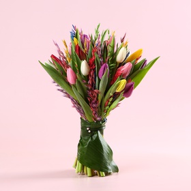 Букет «25 тюльпанов с окрашенным овсом»