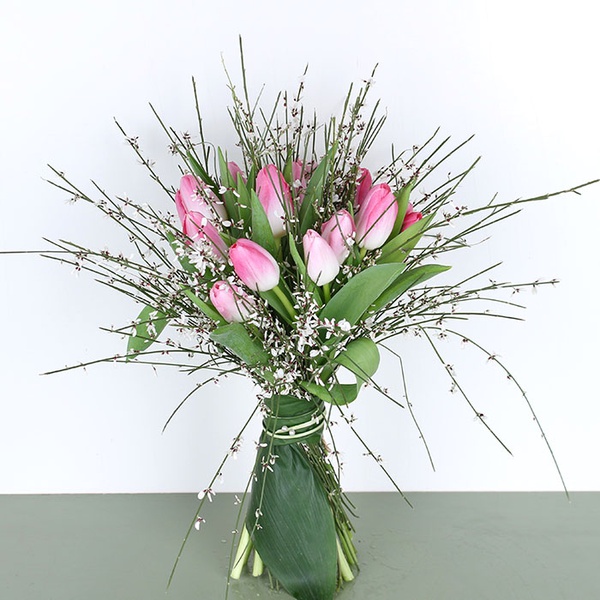 Bouquet of 15 pink tulips with jinestra